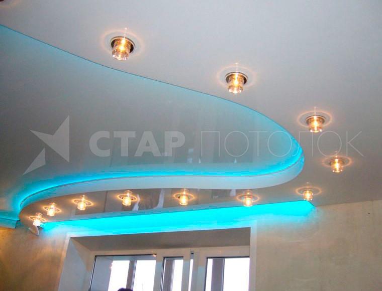 Комбинированный двухуровневый натяжной потолок с подсветкой